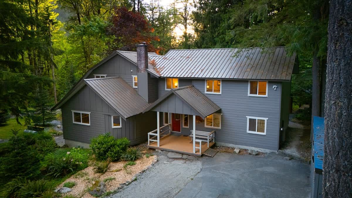 Evergreen Lodge exterior, large group wedding lodging near Mt. Baker